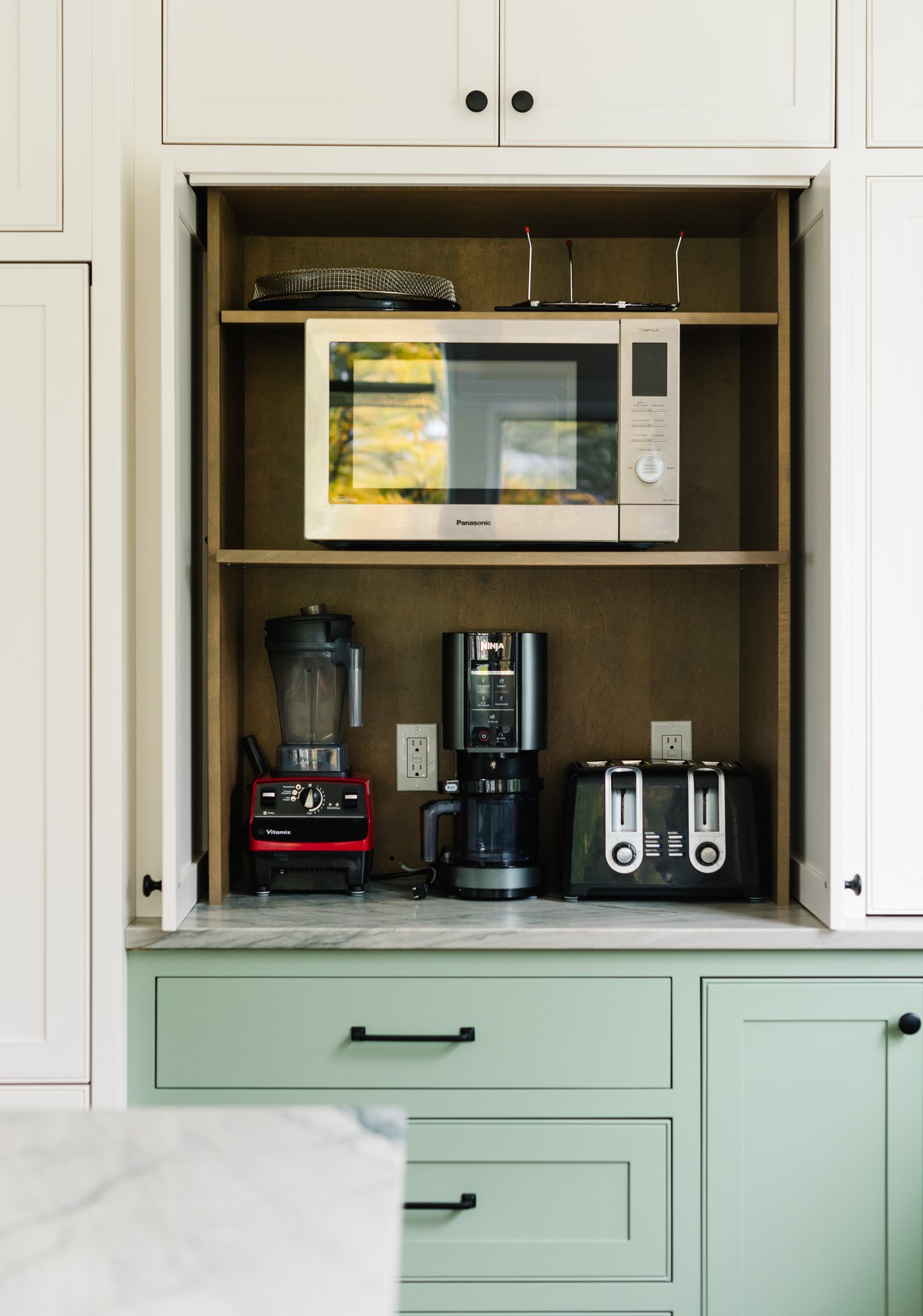 Green kitchen cabinets