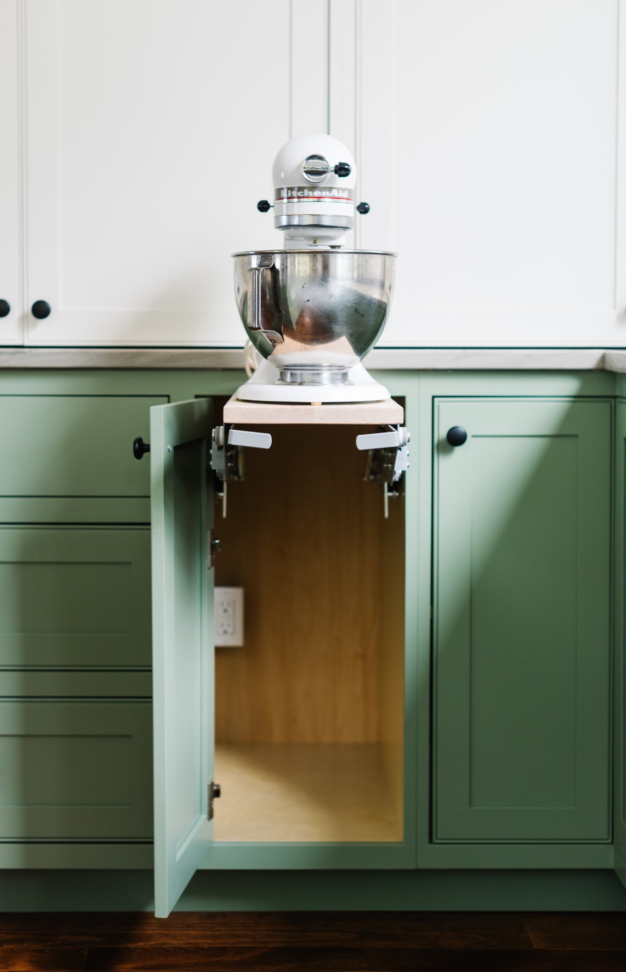 Green kitchen cabinets